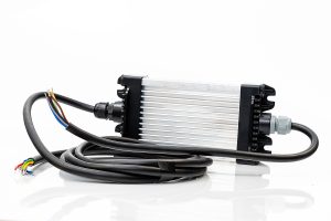 Fristom LED CONTROL BOX ALU 12V BW Электронный модуль SMART в алюминиевом корпусе, поддерживающий надлежащее функционирование светодиодного освещения 12V и проводом длиной 2,5 м.