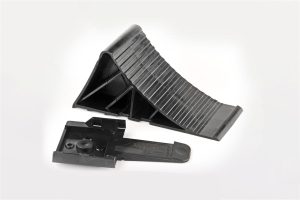 Противооткатной упор к колёсам автомобиля с держателем.