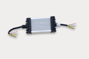 Электронный модуль SMART в алюминиевом корпусе, поддерживающий надлежащее функционирование светодиодного освещения 12V и проводом длиной 2,5 м.